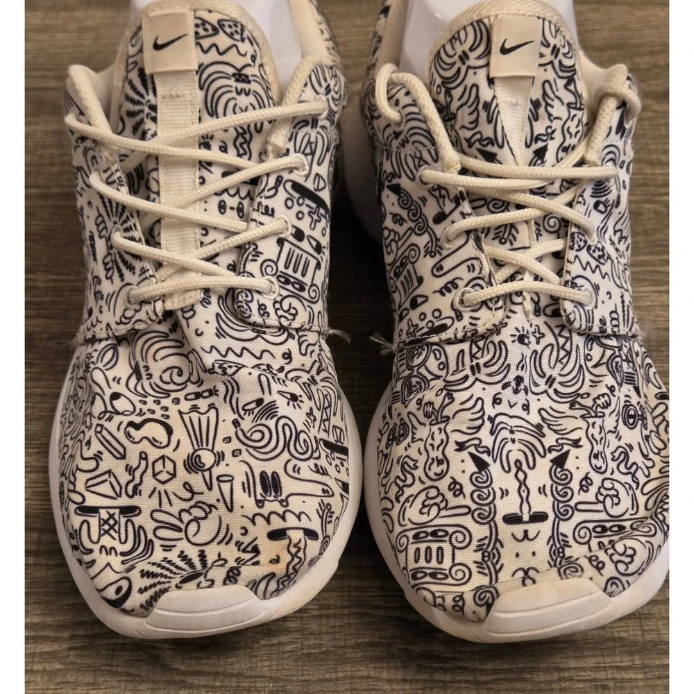 Nike Roshe One Athletic Shoes Sneakers Womens Size 8 Black White Doodle Print